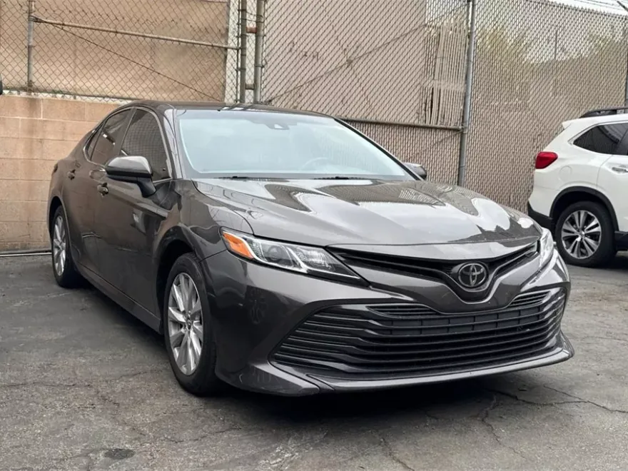 2018 Toyota Camry LE photo 1