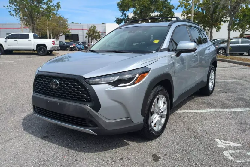 2022 Toyota Corolla Cross LE photo 1