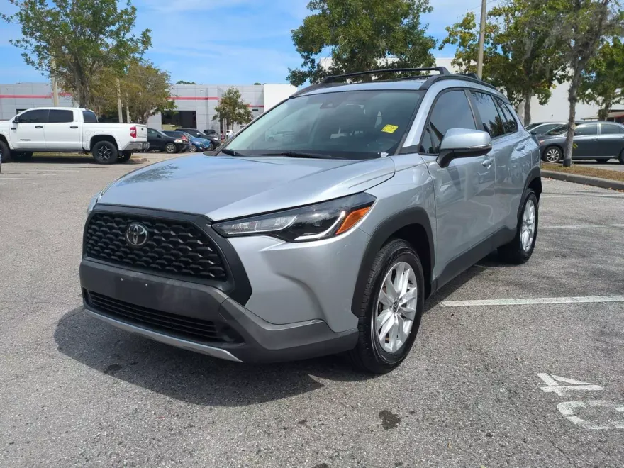 2022 Toyota Corolla Cross LE photo 1