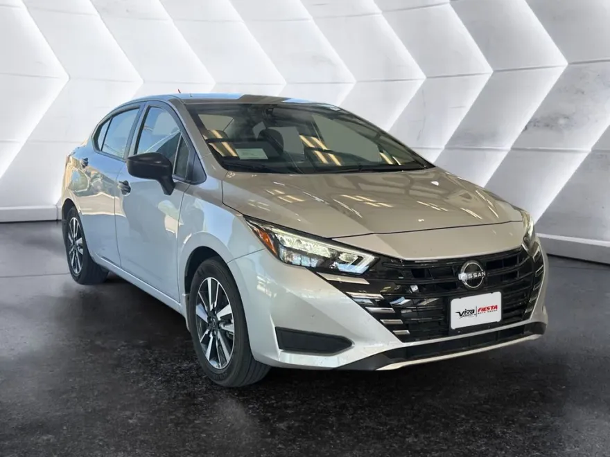 2025 Nissan Versa 1.6 S photo 1