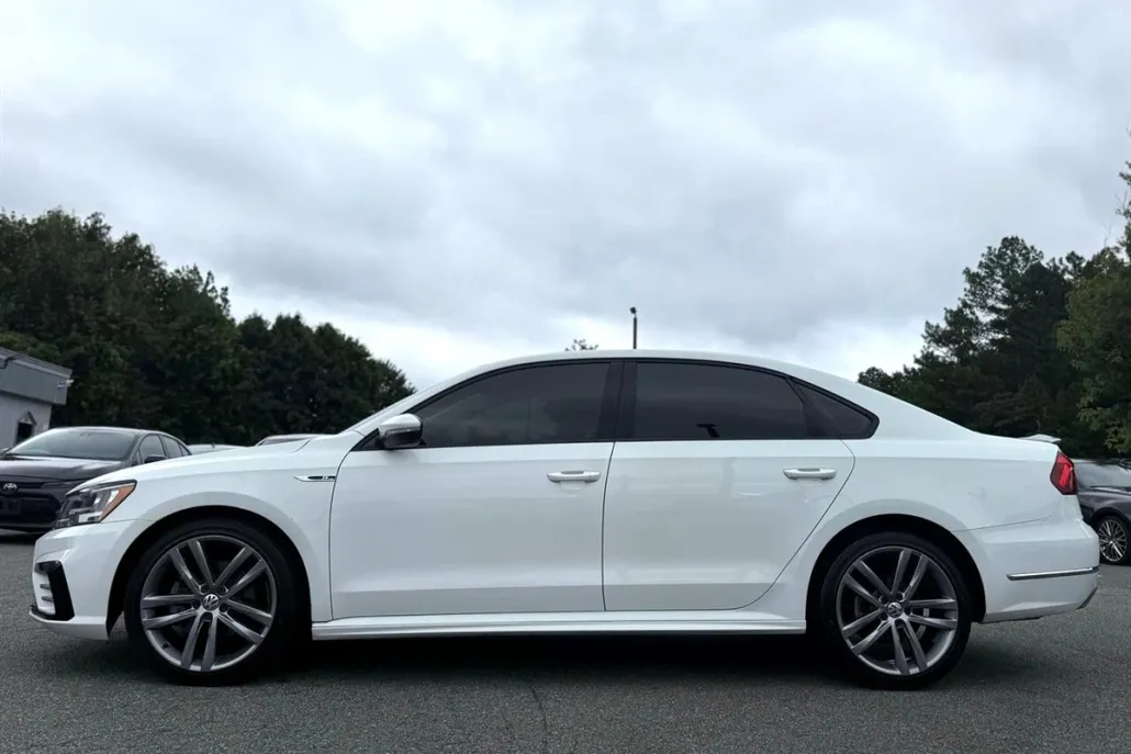 2018 Volkswagen Passat S R-Line photo 1