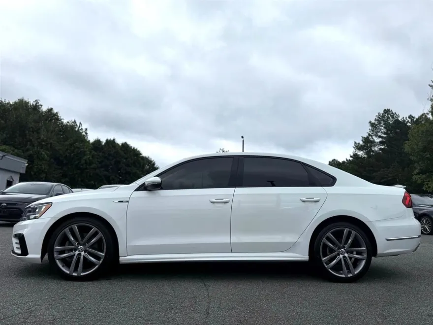 2018 Volkswagen Passat S R-Line photo 1