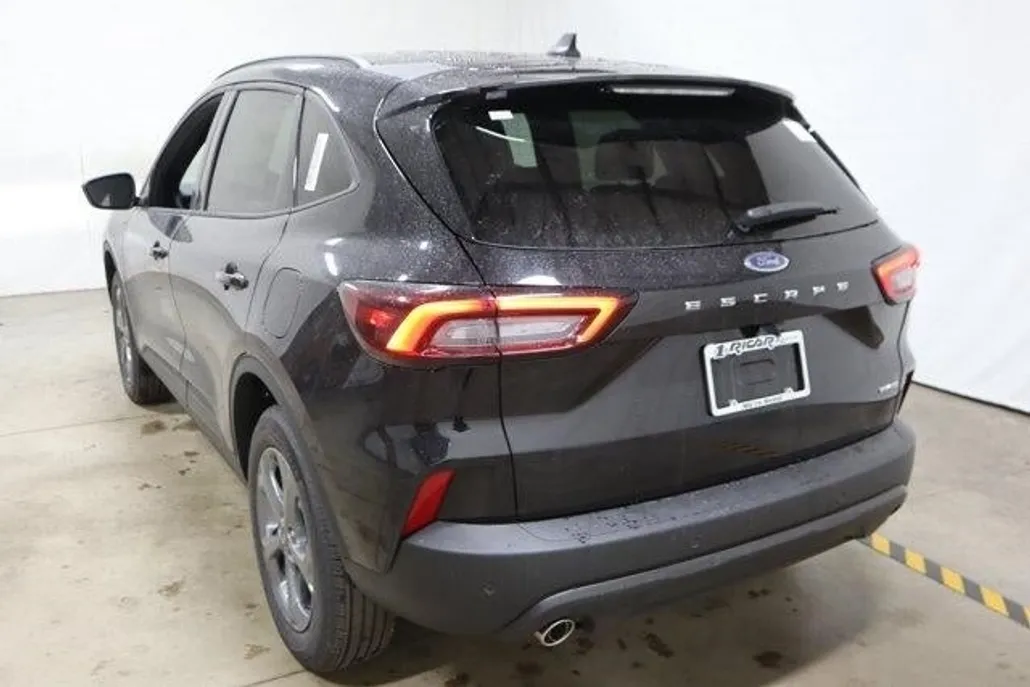 2025 Ford Escape ST-Line photo 1