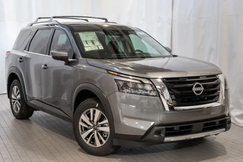 2025 Nissan Pathfinder SL photo 1