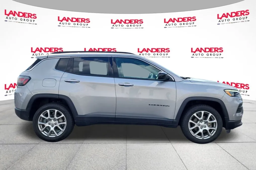 2022 Jeep Compass Latitude Lux photo 1