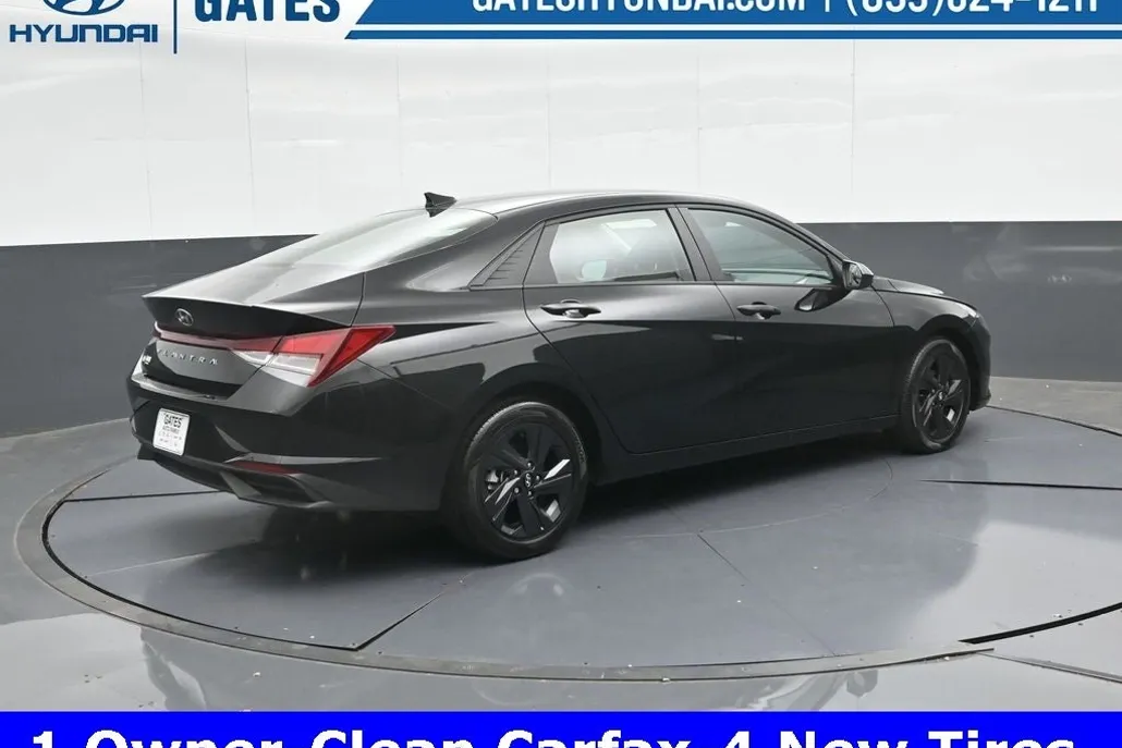 2022 Hyundai Elantra SEL photo 1