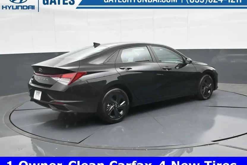 2022 Hyundai Elantra SEL photo 1