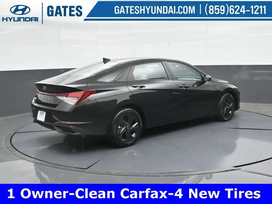 2022 Hyundai Elantra SEL photo 1