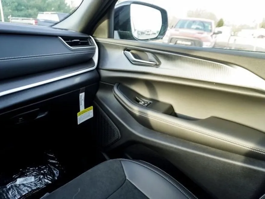 2025 Jeep Grand Cherokee Altitude photo 30