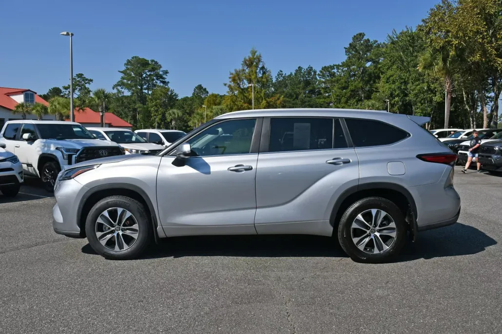 2023 Toyota Highlander XLE photo 1