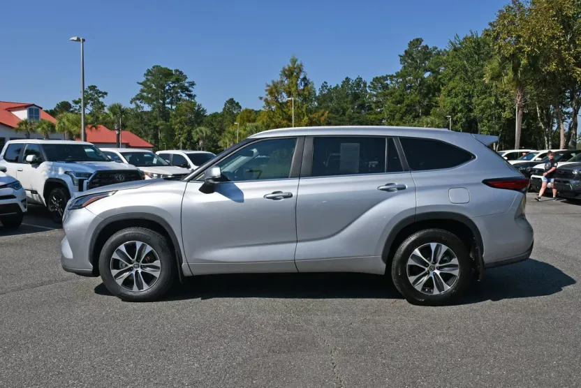 2023 Toyota Highlander XLE photo 1