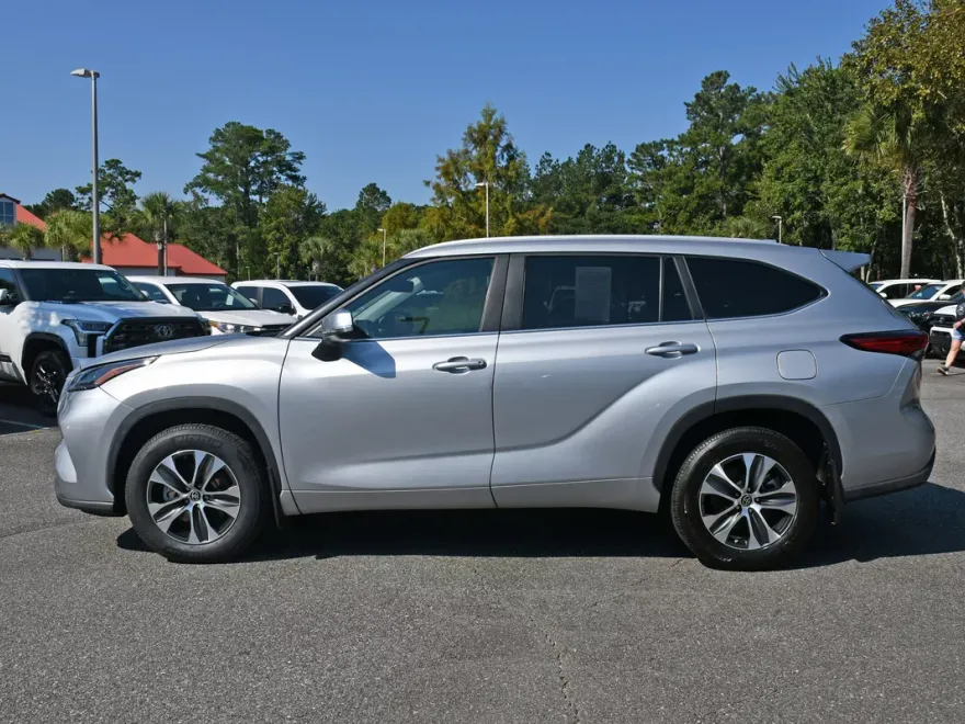 2023 Toyota Highlander XLE photo 1