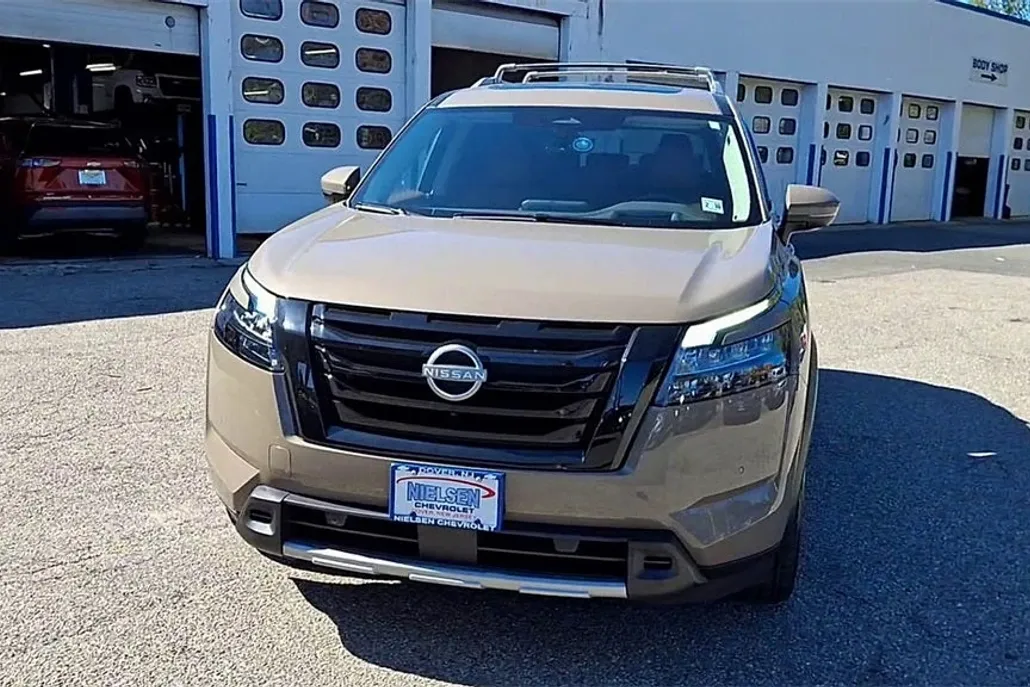 2025 Nissan Pathfinder Platinum photo 1