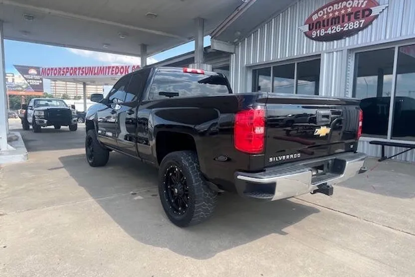 2018 Chevrolet Silverado LT photo 1