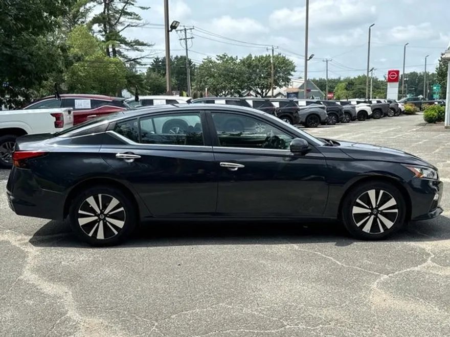 2022 Nissan Altima 2.5 SV photo 1