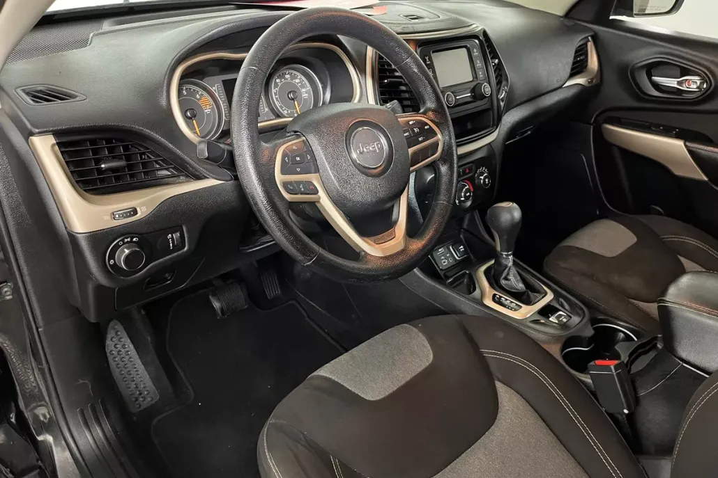 2017 Jeep Cherokee Sport photo 1