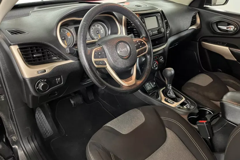 2017 Jeep Cherokee Sport photo 1