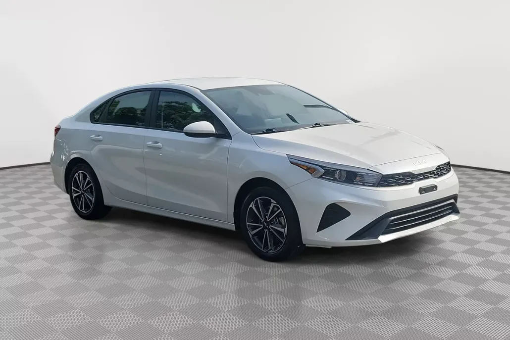 2023 Kia Forte LXS photo 1