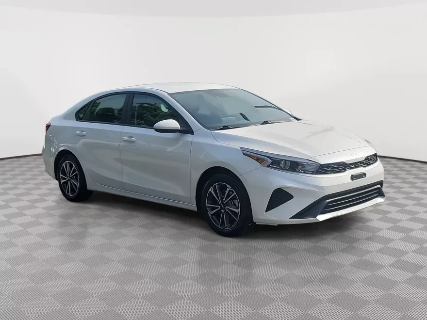 2023 Kia Forte LXS photo 1