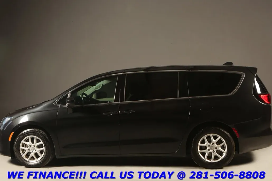 2017 Chrysler Pacifica Touring photo 1