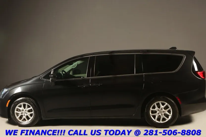 2017 Chrysler Pacifica Touring photo 1