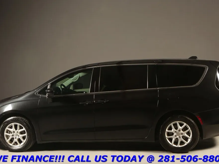 2017 Chrysler Pacifica Touring photo 1