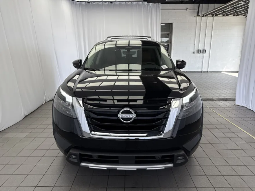2025 Nissan Pathfinder Platinum photo 1