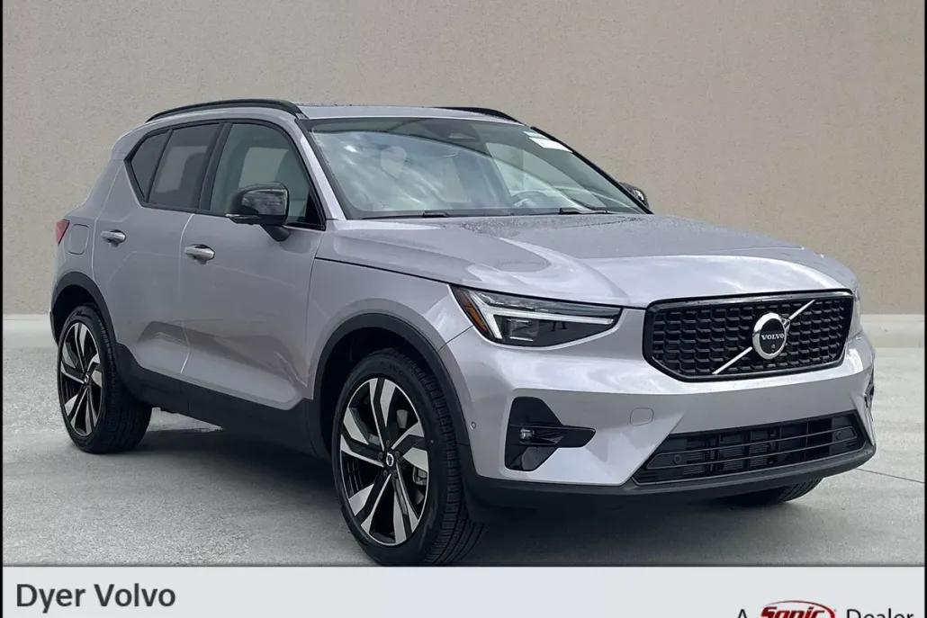 2026 Volvo XC40 photo 1