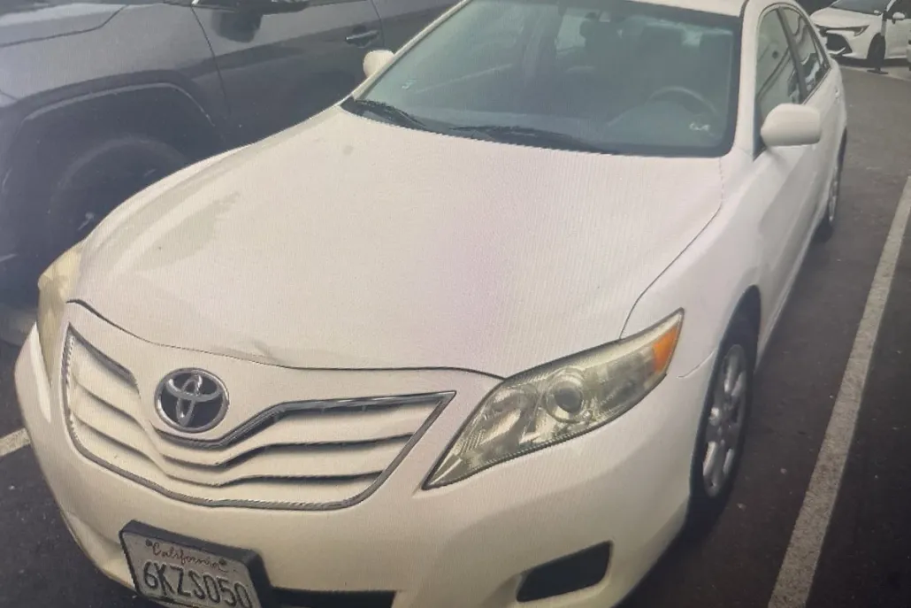 2010 Toyota Camry LE photo 1