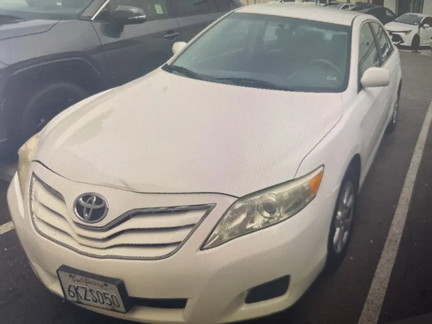 2010 Toyota Camry LE photo 1