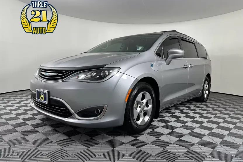 2017 Chrysler Pacifica Hybrid photo 1