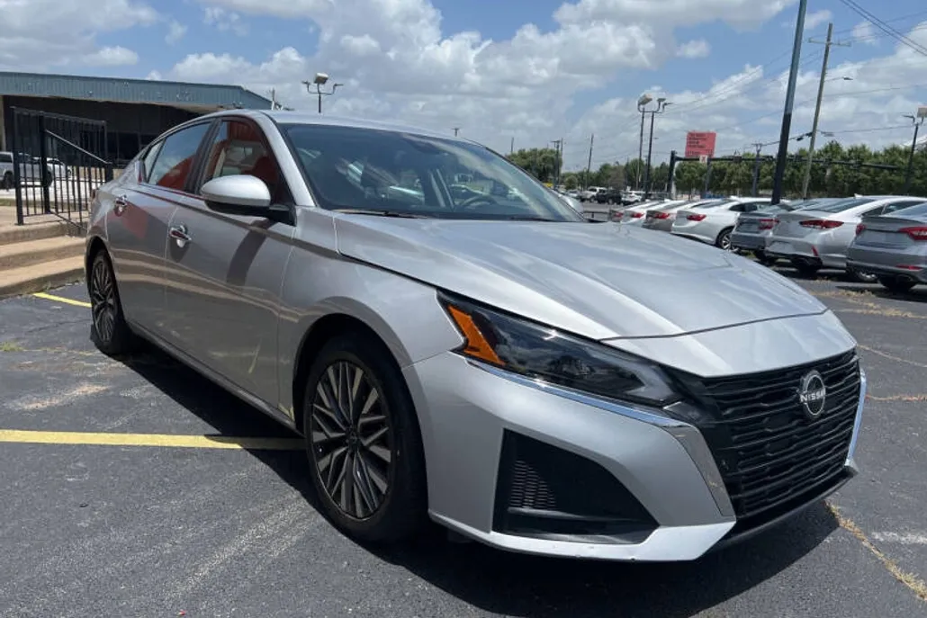 2023 Nissan Altima 2.5 SV photo 1