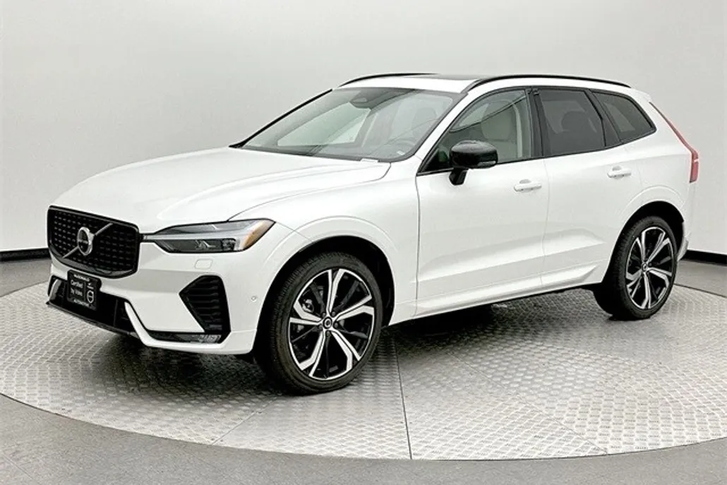 2025 Volvo XC60 B5 photo 1