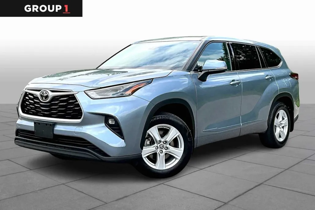 2022 Toyota Highlander LE photo 1