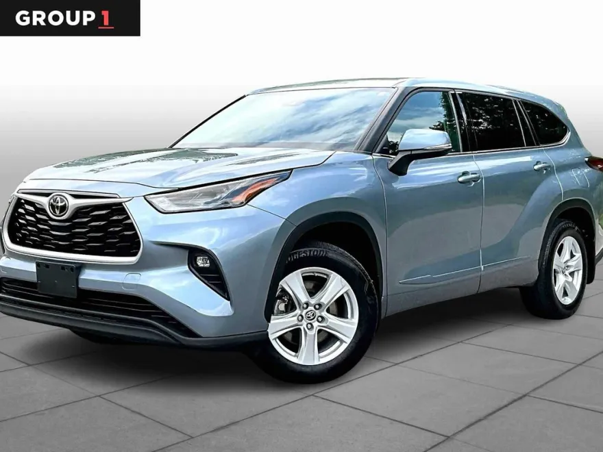 2022 Toyota Highlander LE photo 1