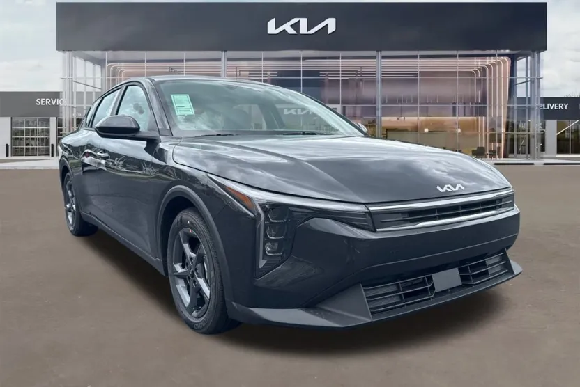 2025 Kia K4 LXS photo 1