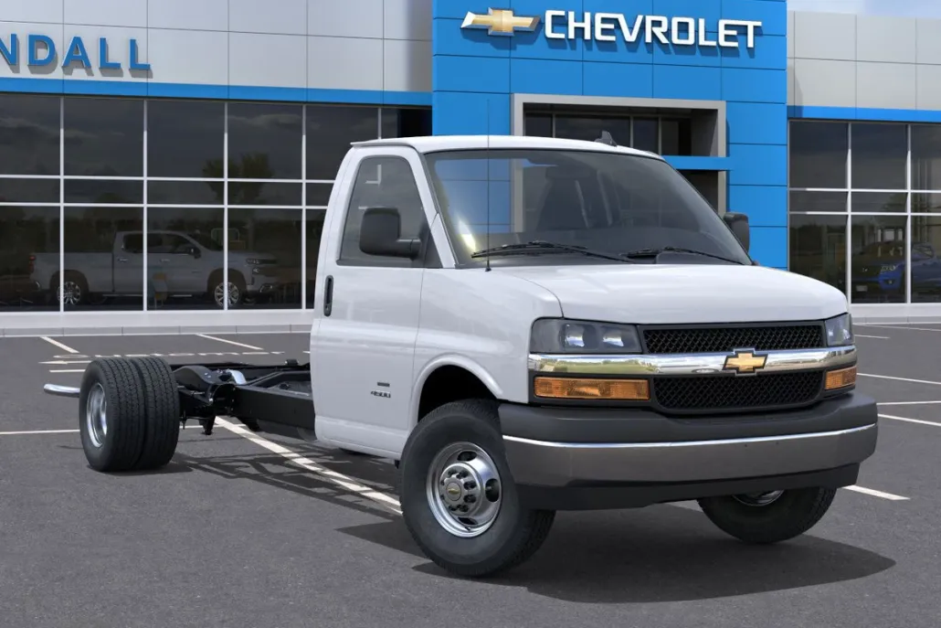 2025 Chevrolet Express Cutaway photo 1