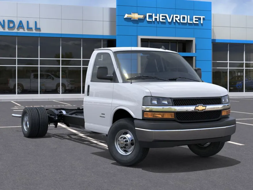 2025 Chevrolet Express Cutaway photo 1