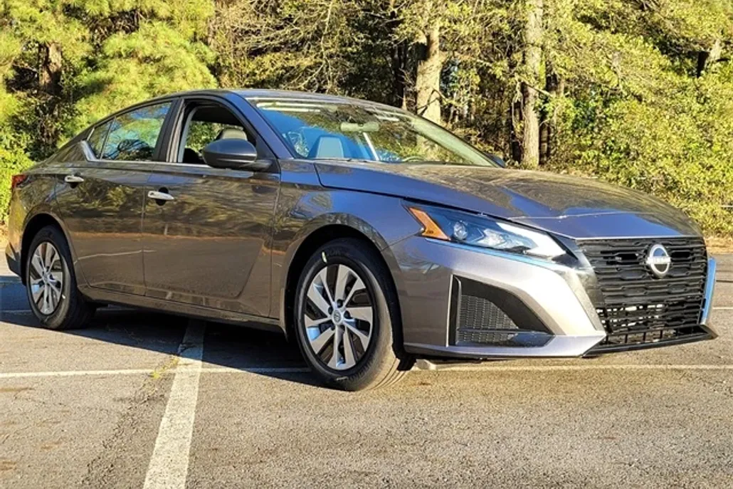 2025 Nissan Altima S photo 1