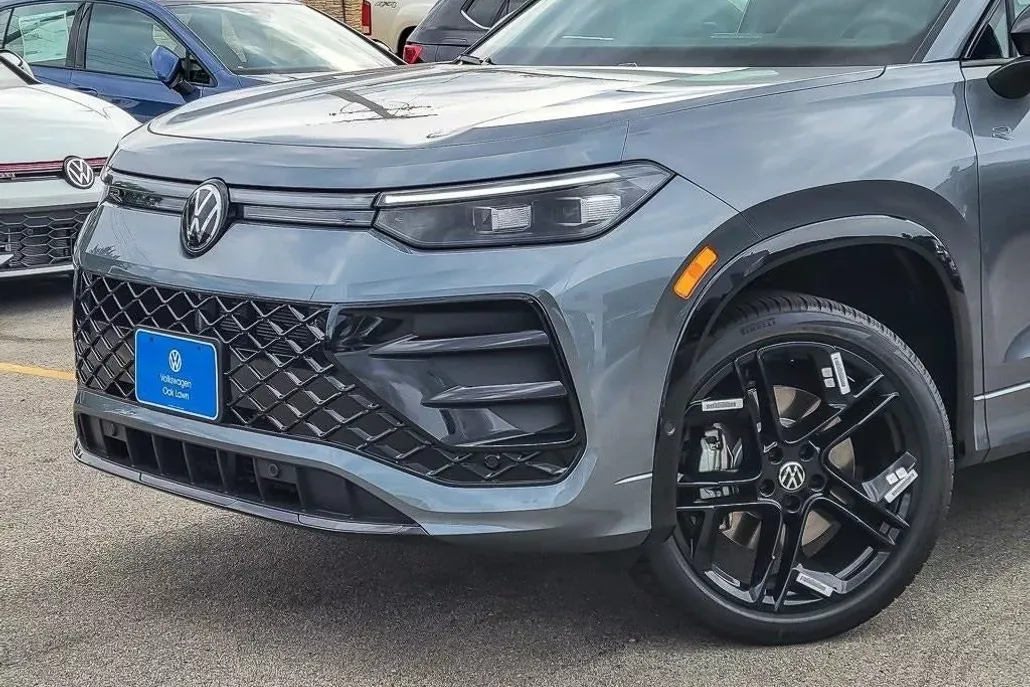 2025 Volkswagen Tiguan SE R-Line Black photo 1