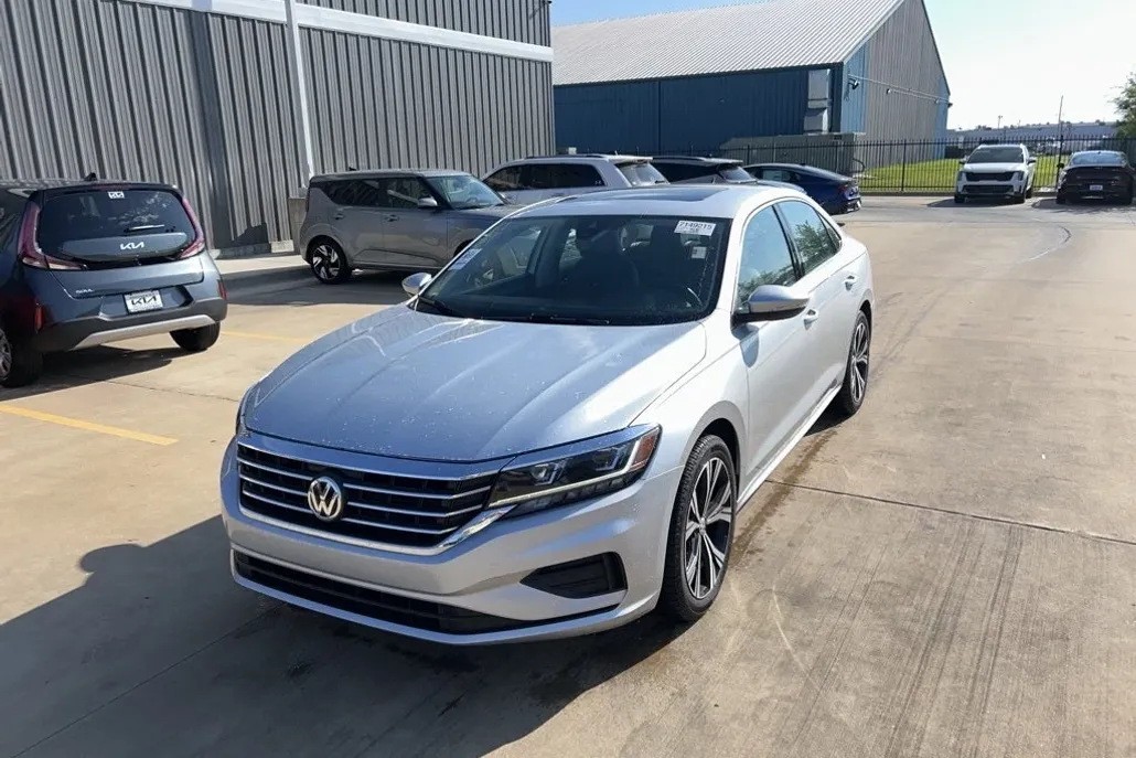 2021 Volkswagen Passat 2.0T SE photo 1