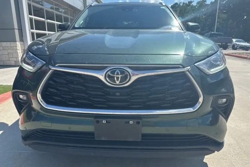 2024 Toyota Highlander Limited photo 1