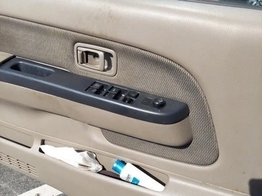 2004 Nissan Frontier XE photo 1