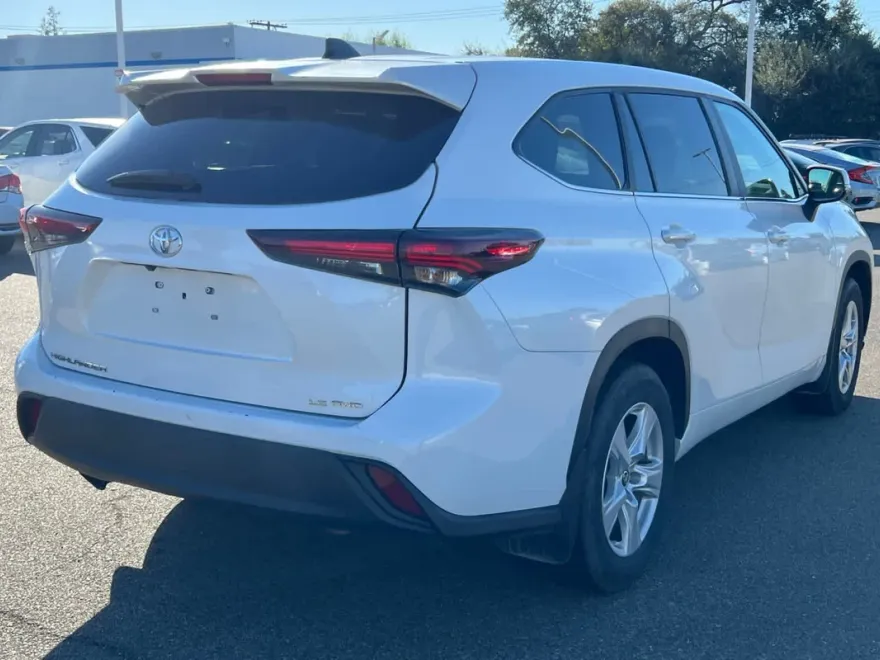 2024 Toyota Highlander XLE photo 1