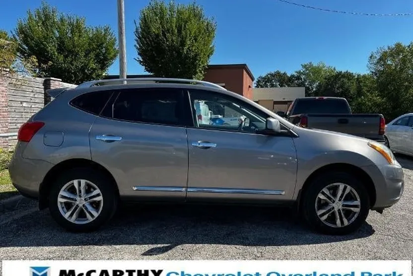 2013 Nissan Rogue SV photo 1