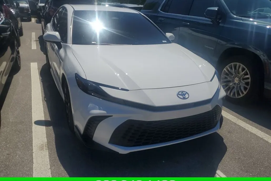 2025 Toyota Camry Hybrid SE photo 1