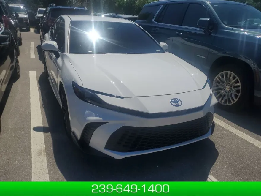 2025 Toyota Camry Hybrid SE photo 1