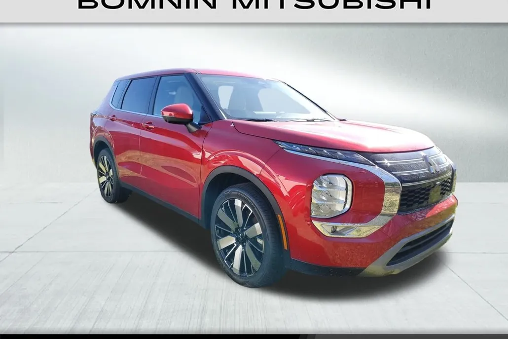 2025 Mitsubishi Outlander SE photo 1