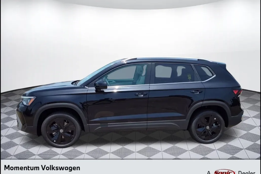 2025 Volkswagen Taos SE photo 1
