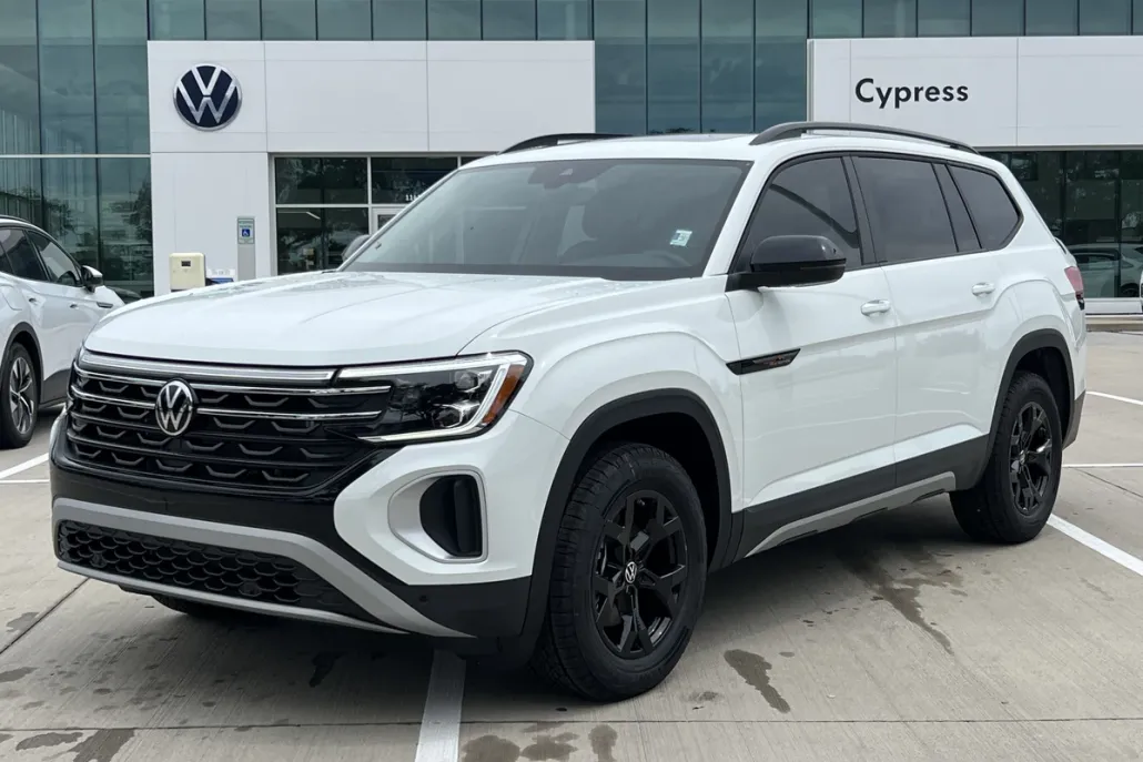 2025 Volkswagen Atlas SE Technology Peak Edition photo 1